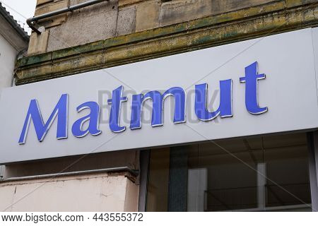 Bordeaux , Aquitaine France - 12 12 2021 : Matmut Sign Brand And Text Logo Agency Facade Insurance G