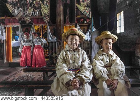 Salaj, Romania-may 15, 2018: Children Wearing Traditional Romanian Costumes Praying With Faith In A 