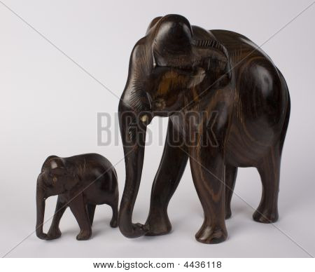 Due elefanti in legno su sfondo bianco