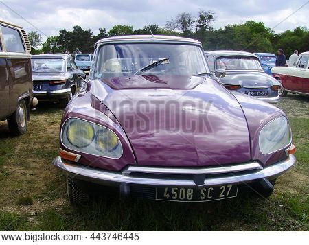 Bordeaux , Aquitaine  France - 12 15 2021 : Citroen Ds Vintage French Car Parked In The Street