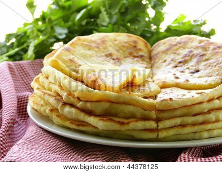 pila de pan frito con mantequilla y perejil