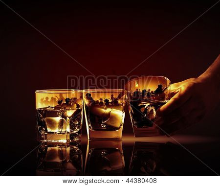 Mão segurando um dos três copos de whisky com gelo e festa ilustração em