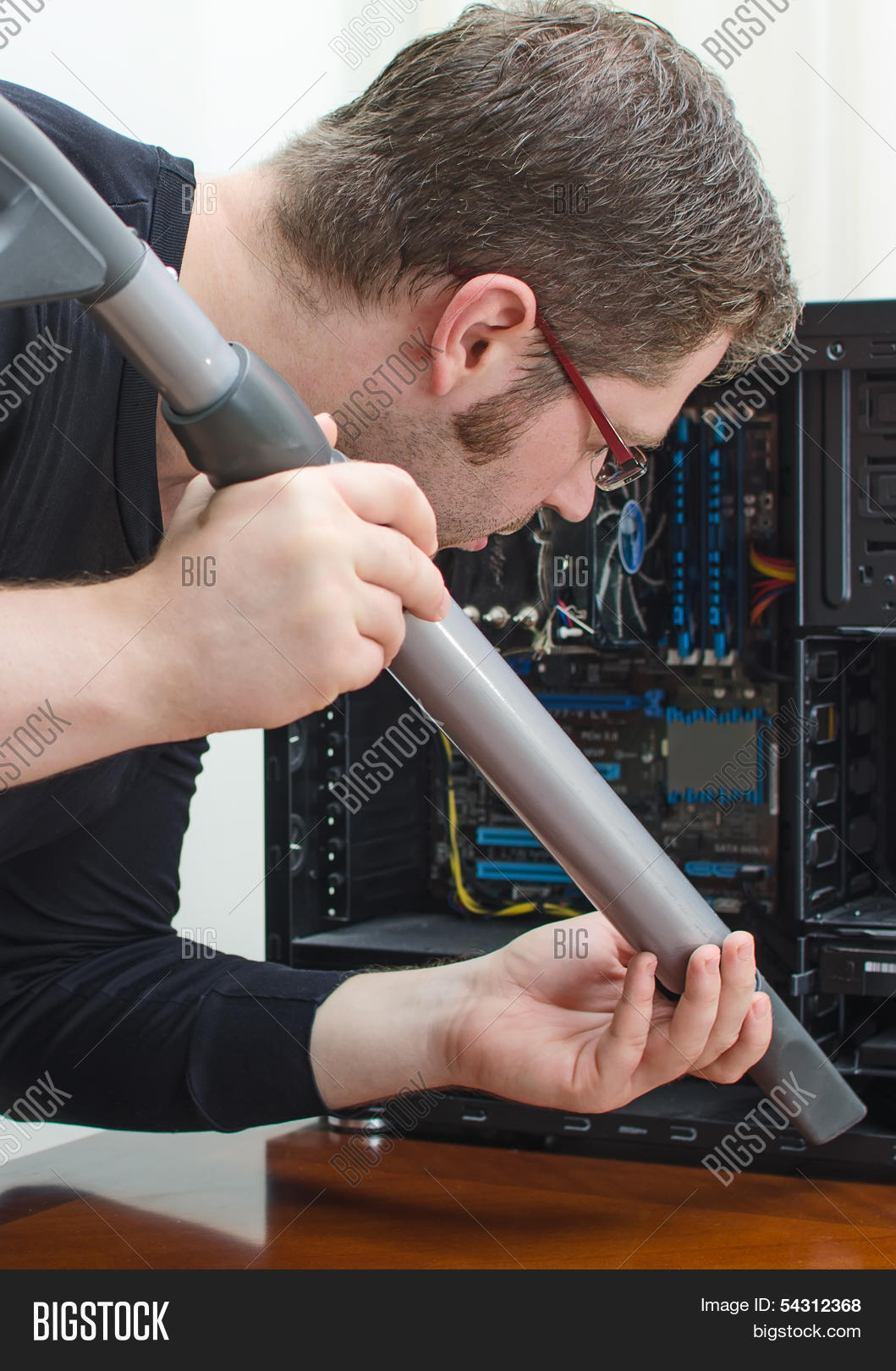 Чистка системного блока. Можно ли пылесосить компьютер. Очистка блока питания от пыли. Пылесос для чистки блока чистки системного. Чистка пк от пыли.