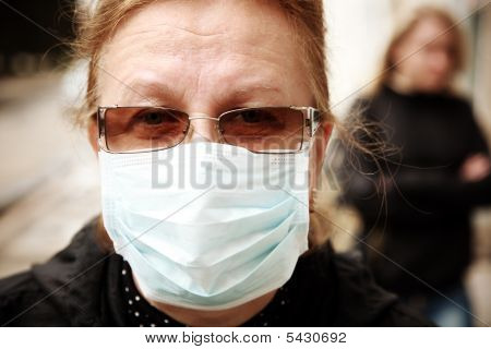 Žena sama ochrana proti chřipce s obličejovou masku