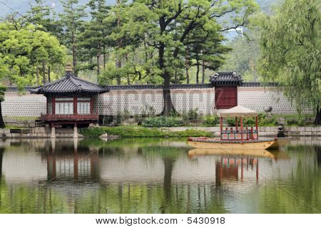 Královský rybník v Gyeonbokgung paláci, Soul, Jižní Korea