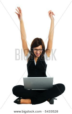 Mulher feliz com Laptop