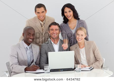 Equipo de negocios multiétnica trabajando en la oficina