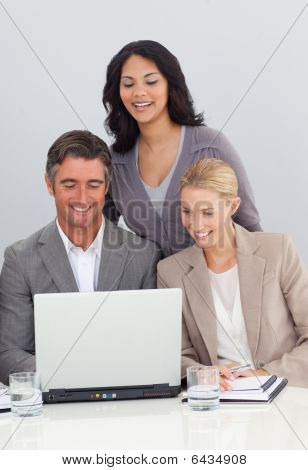 Equipo de negocios trabajan en la oficina