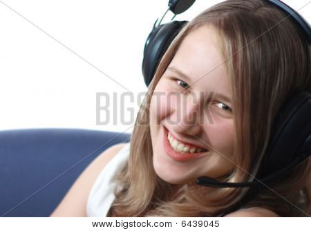 Jovem mulher sorridente em fones de ouvido