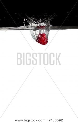 une framboise dans l'eau
