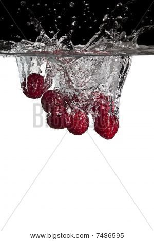 framboises dans l'eau