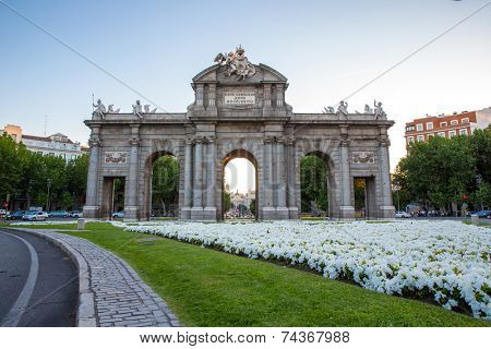 Puerta de Alcala in the Plaza de la Independencia , a neo-classical monument at Independence Square in Madrid, Spain.