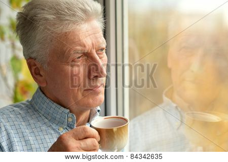 man drinkig tea