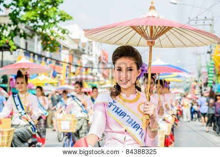 Chiang Mai, Thailand-january 17 : 32Th Anniversary Bosang Umbrella Festival,women In Traditional Cos