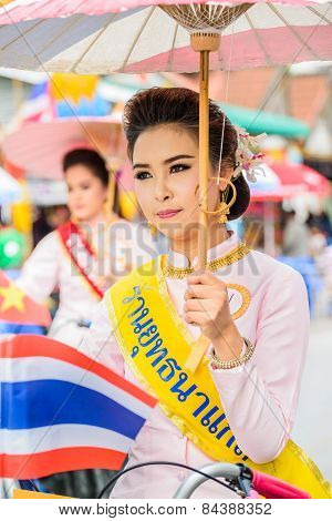 Chiang Mai, Thailand-january 17 : 32Th Anniversary Bosang Umbrella Festival,women In Traditional Cos
