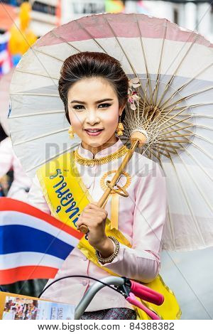 Chiang Mai, Thailand-january 17 : 32Th Anniversary Bosang Umbrella Festival,women In Traditional Cos