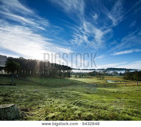 campo con interesante formación de nubes
