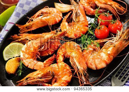 Fried king prawns on iron pan