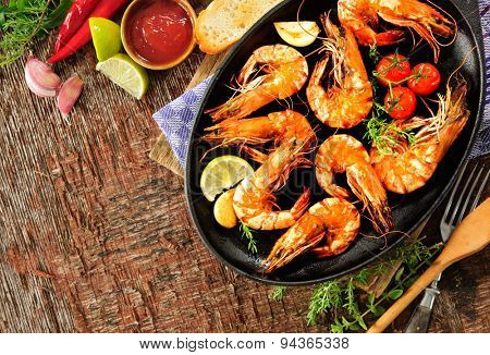 Fried king prawns on iron pan