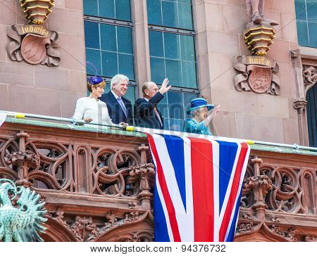 Queen Elizabeth Greets The Audience From The Balcony