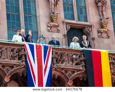 Queen Elizabeth Greets The Audience From The Balcony