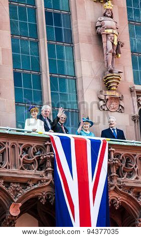 Queen Elizabeth Greets The Audience From The Balcony