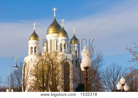 Bianca cattedrale chiesa ortodossa nel centro di Kaliningrad, Russia