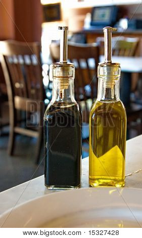 Vinaigre balsamique et huile d'Olive sur la Table