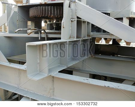 the mechanism of metal structures on the roof.