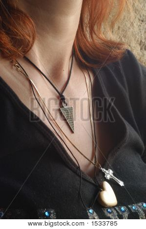  Dívčí krk s amulety