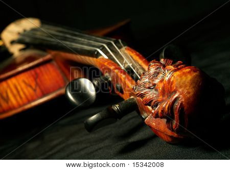 ส่วนของไวโอลินโบราณบนพื้นหลังสีดำ
