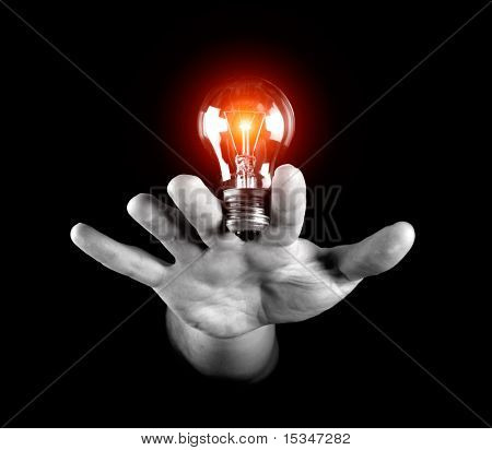 Рука лампочку, изолированные на черном