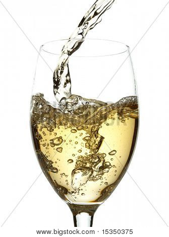 Versando nel bicchiere vino bianco