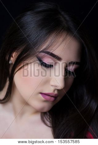 Portrait of a beautiful brunette with make-up arrow