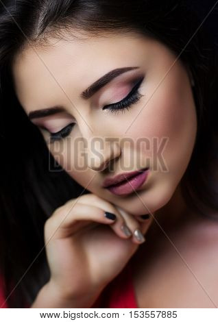 Portrait of a beautiful brunette with make-up arrow