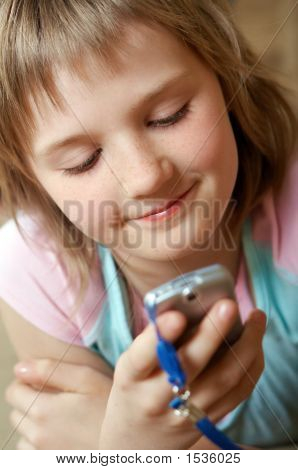 Smailing nastolatek, leżąc na kanapie i czytania wiadomości.