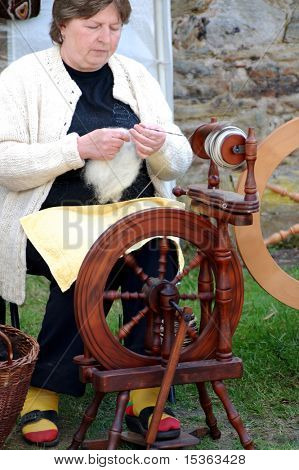 RATIBORICE, Tsjechië - 24 APRIL: oudere vrouw spinnen van wol op traditionele spinnewiel - Th