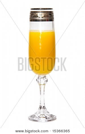 Apelsinjuice i ett glas. Isolerade på vitt.