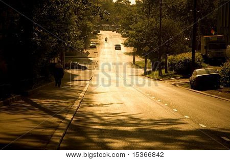 Road perspectief. Rode zonsondergang licht en hoog contrast.