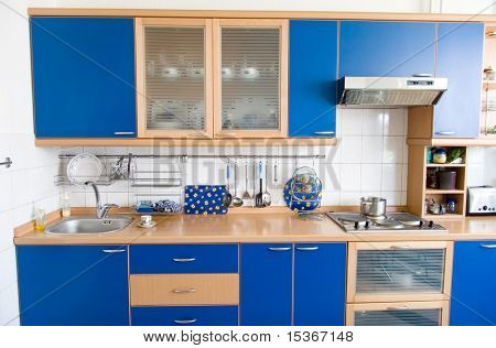 Cozinha moderna. Visão de grande angular.