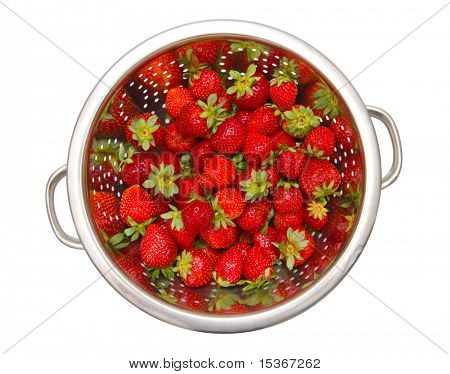 Schale mit Erdbeeren. Isolated on White.