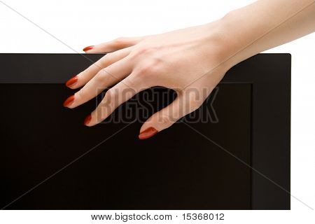 Kadın el lcd-tv ekranında. Beyaz izole.