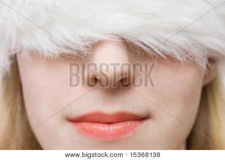 Giovane donna in grande tappo birichino. Closeup ritratto.