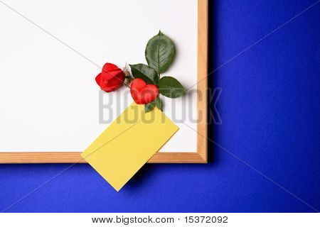 White-board med tomme gule post-it note og magnet i form af et hjerte