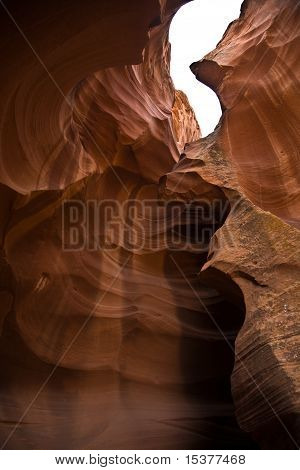 mezzogiorno leggero nel canyon di arenaria famosa