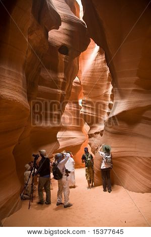 persone nell'antelope slot canyon scattare foto
