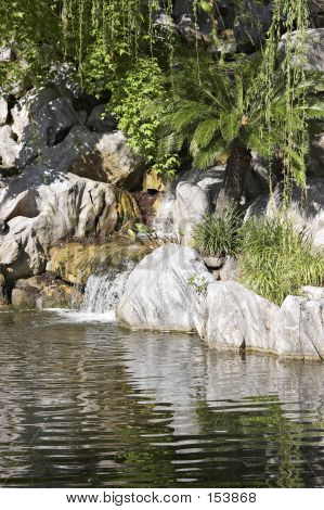 Acqua a cascata in piscina