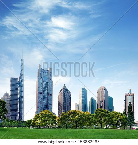 Skyscrapers of skyscrapers in Shanghai, China under blue sky and white clouds.