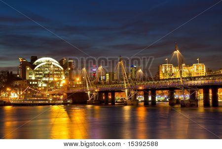 Paesaggio urbano di Londra a Hungerford Bridge