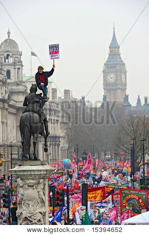 London - März: Demonstranten März nach Whitehall gegen Kürzungen der öffentlichen Ausgaben In eine Rallye--Mar